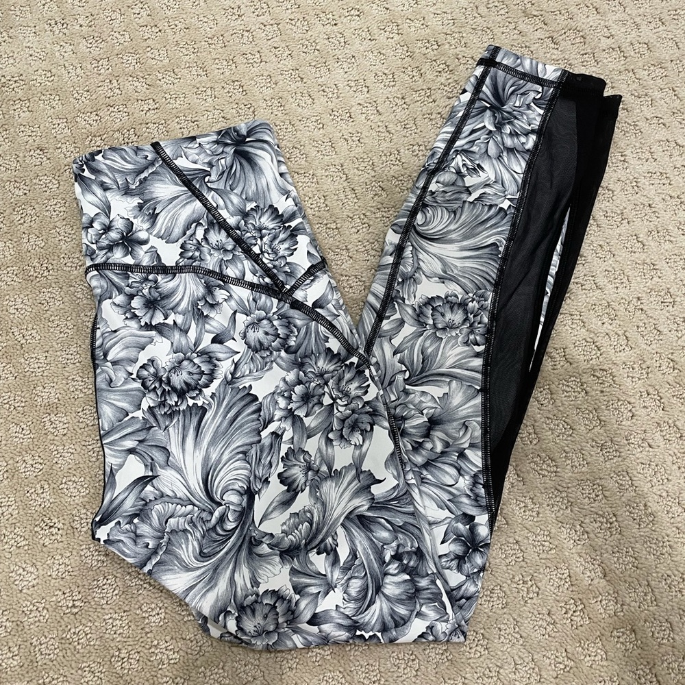 Lululemon train times leggings size 6!